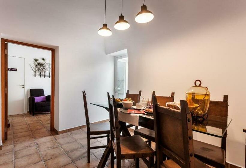 پانسیون Peacock House