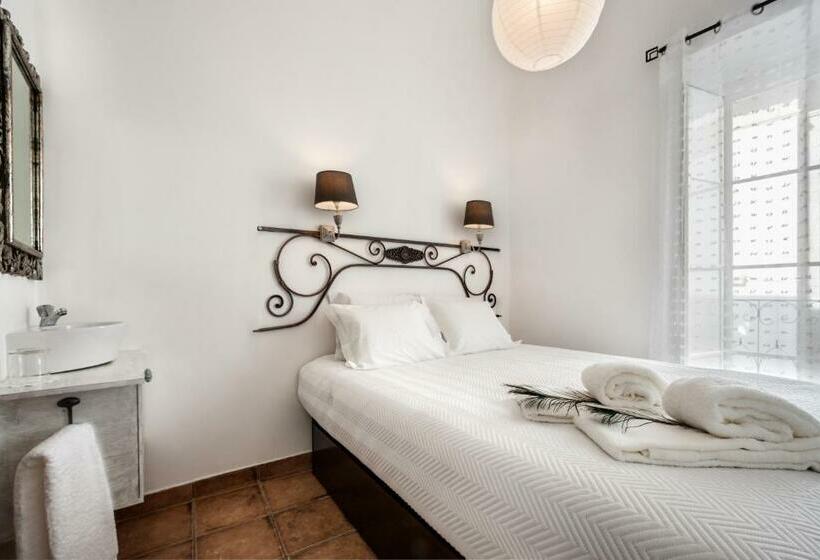 پانسیون Peacock House