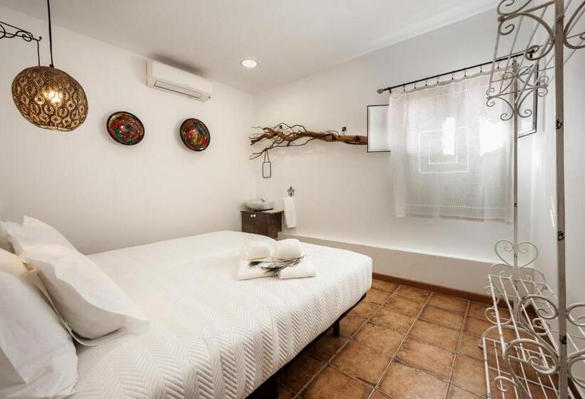 پانسیون Peacock House