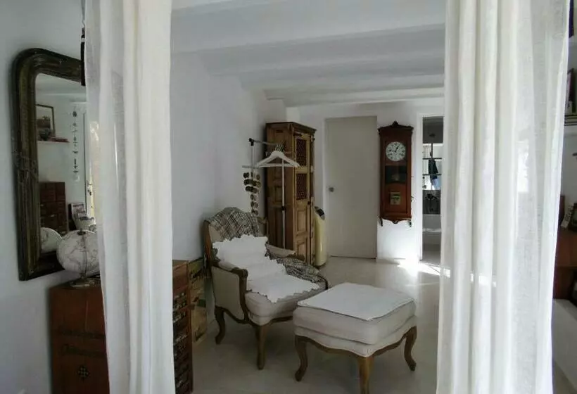 تختخواب و صبحانه Casa Blanca