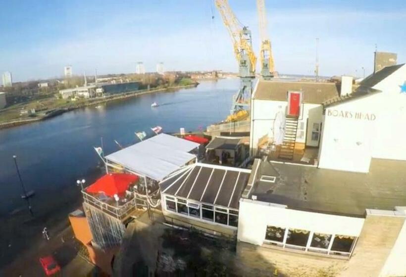 ベッドアンドブレックファースト Boars Head Boutique