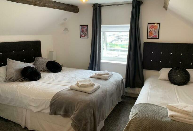 ベッドアンドブレックファースト Boars Head Boutique