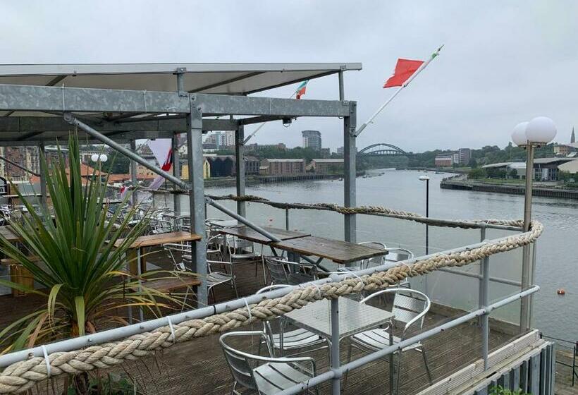 ベッドアンドブレックファースト Boars Head Boutique