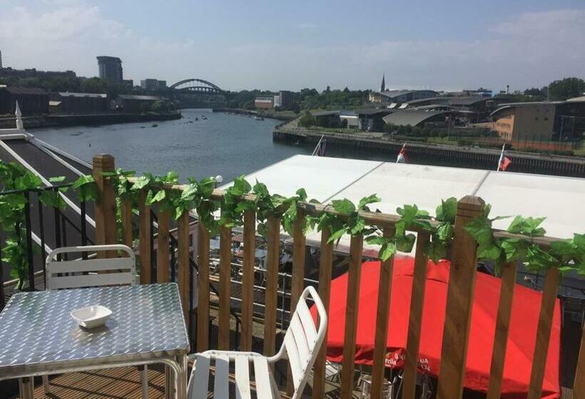 ベッドアンドブレックファースト Boars Head Boutique