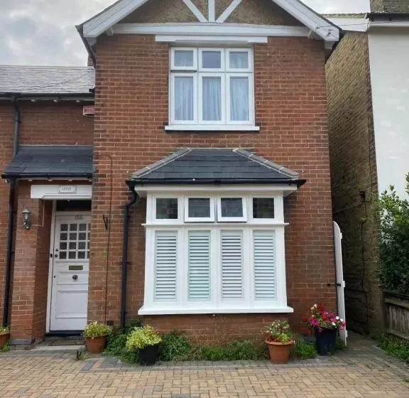 ベッドアンドブレックファースト Endearing Edwardian House In Quaint Deal, Kent