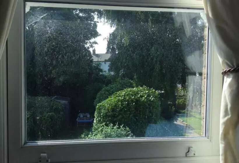 ベッドアンドブレックファースト Endearing Edwardian House In Quaint Deal, Kent