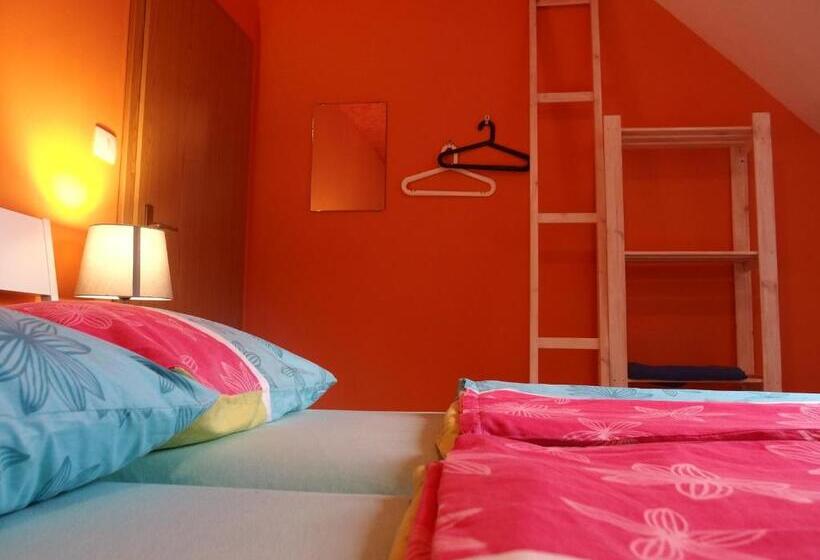 هاستل Thirsty River Rooms