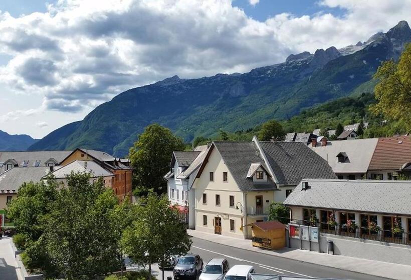 هاستل Thirsty River Rooms