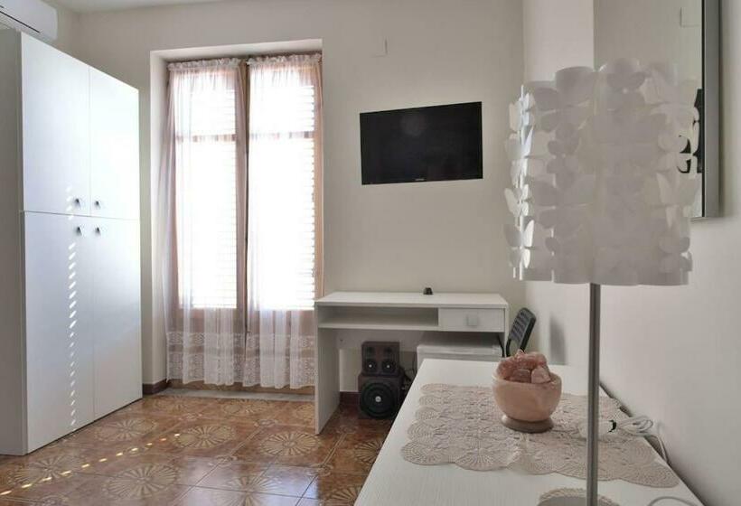 بنسيون La Tana Del Lupo