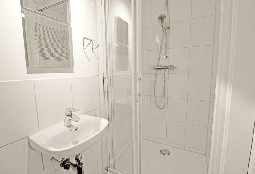 Bed and Breakfast Ground Floor Canal Apartment