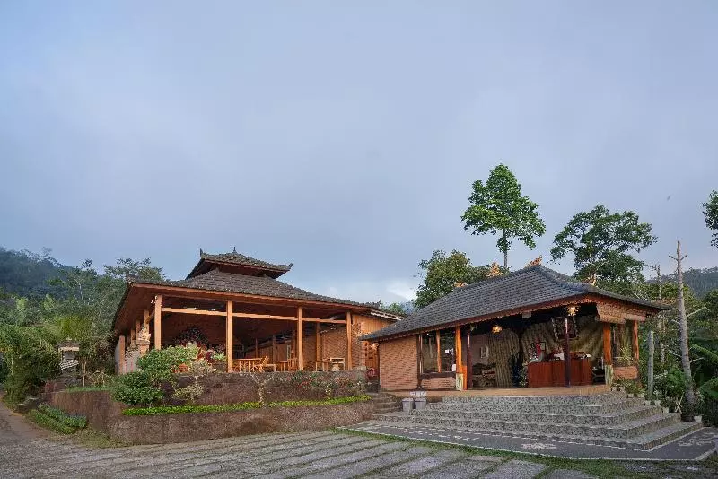 ペンション Munduk Menir Villas
