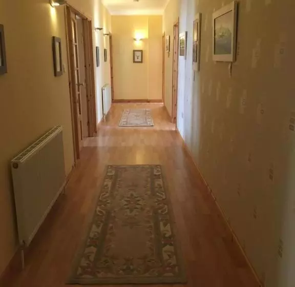 Majatalo White Cottage B&b