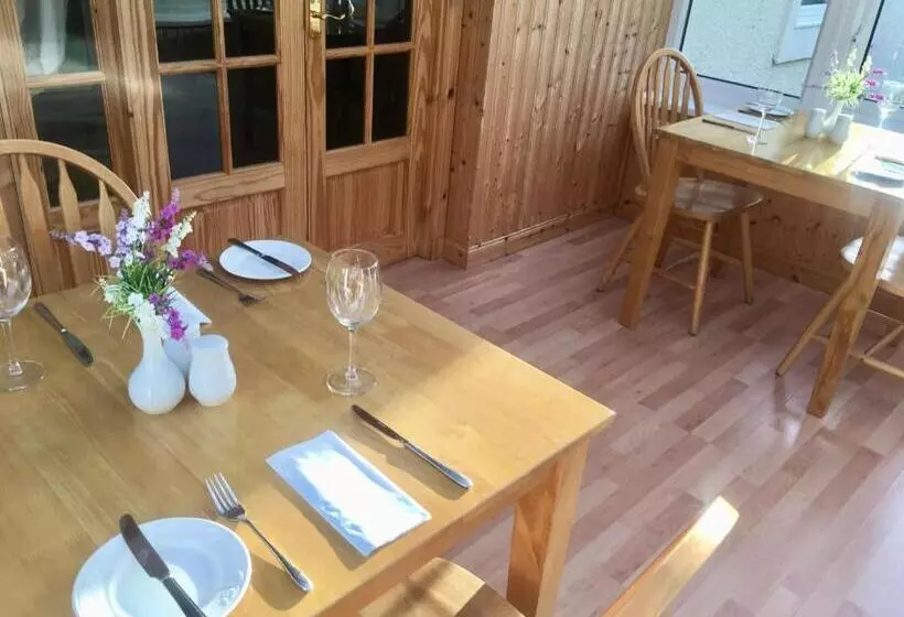 Majatalo White Cottage B&b