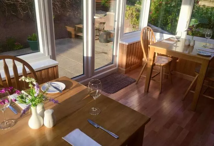 Majatalo White Cottage B&b