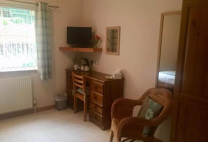 Majatalo White Cottage B&b