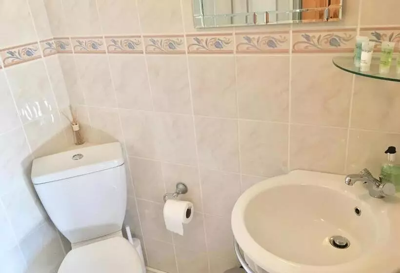 Majatalo White Cottage B&b