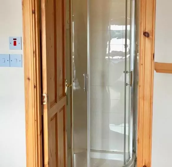 Majatalo White Cottage B&b