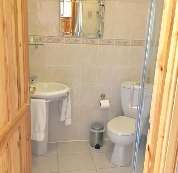 Majatalo White Cottage B&b