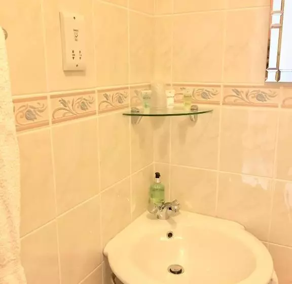 Majatalo White Cottage B&b