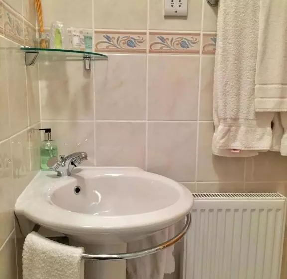 Majatalo White Cottage B&b