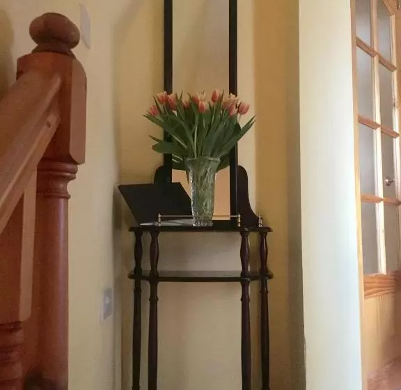 Majatalo White Cottage B&b