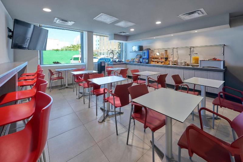 Отель City Express Junior By Marriott Cancun