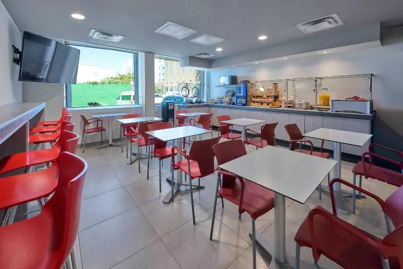 酒店 City Express Junior By Marriott Cancun