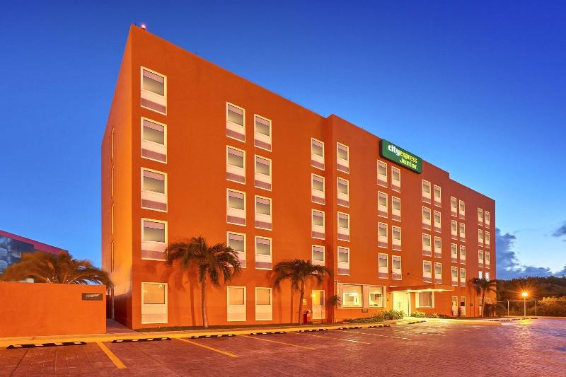 Отель City Express Junior By Marriott Cancun