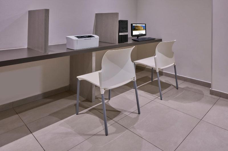 Отель City Express Junior By Marriott Cancun