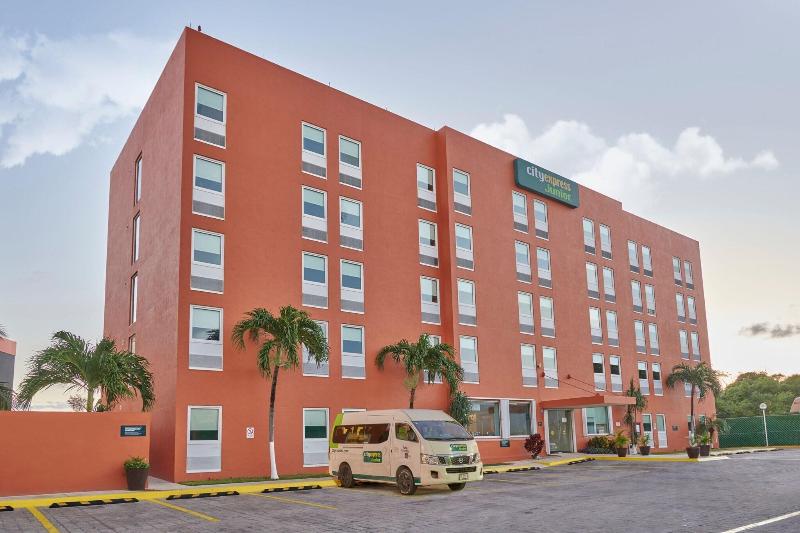 Отель City Express Junior By Marriott Cancun