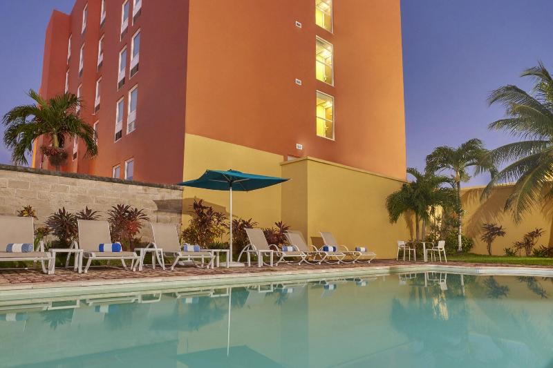 Отель City Express Junior By Marriott Cancun