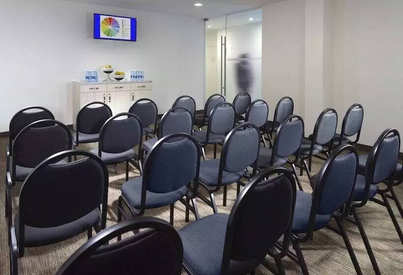 Отель One Saltillo Aeropuerto