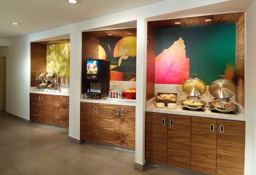 Отель One Saltillo Aeropuerto