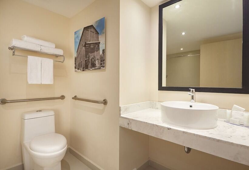 هتل One Saltillo Aeropuerto