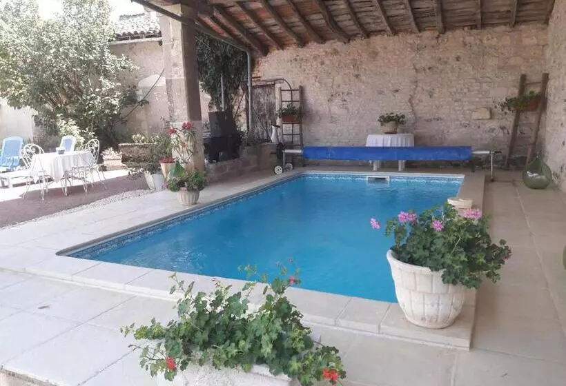 Aamiaismajoitus (B&B) La Charentaise Ch D Hôtes ,studio