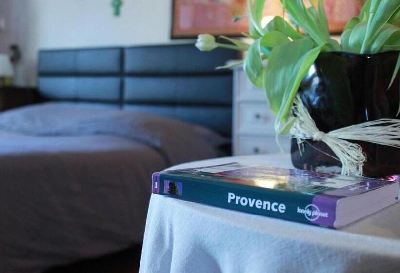 بنسيون Les Volets Bleus Provence