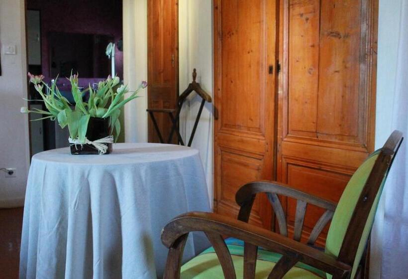 بنسيون Les Volets Bleus Provence