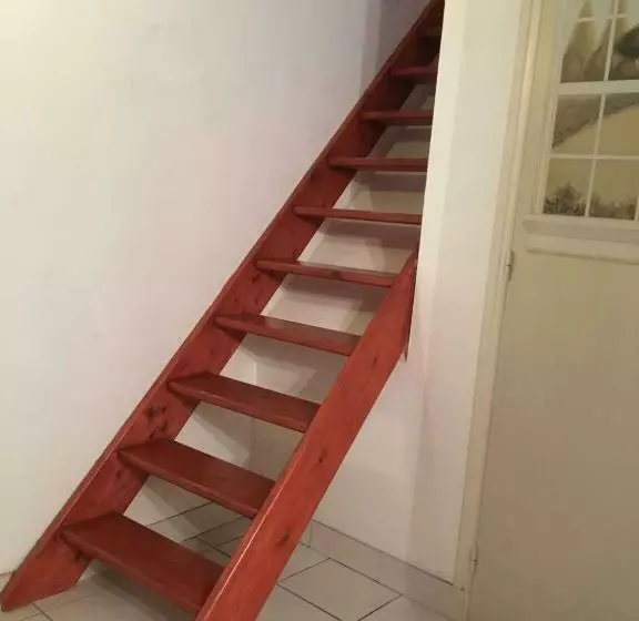 تختخواب و صبحانه La Pomme De Nuit