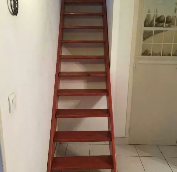 تختخواب و صبحانه La Pomme De Nuit