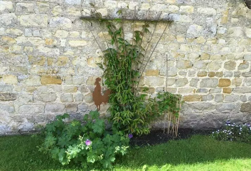 تختخواب و صبحانه La Pomme De Nuit