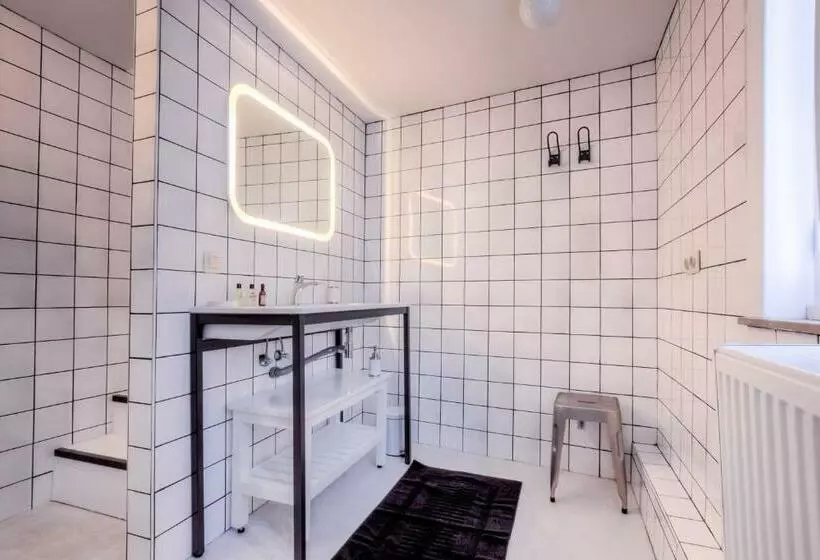 Majatalo Mons Dragon House