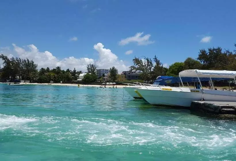 پانسیون Chez Johnny   Blue Bay