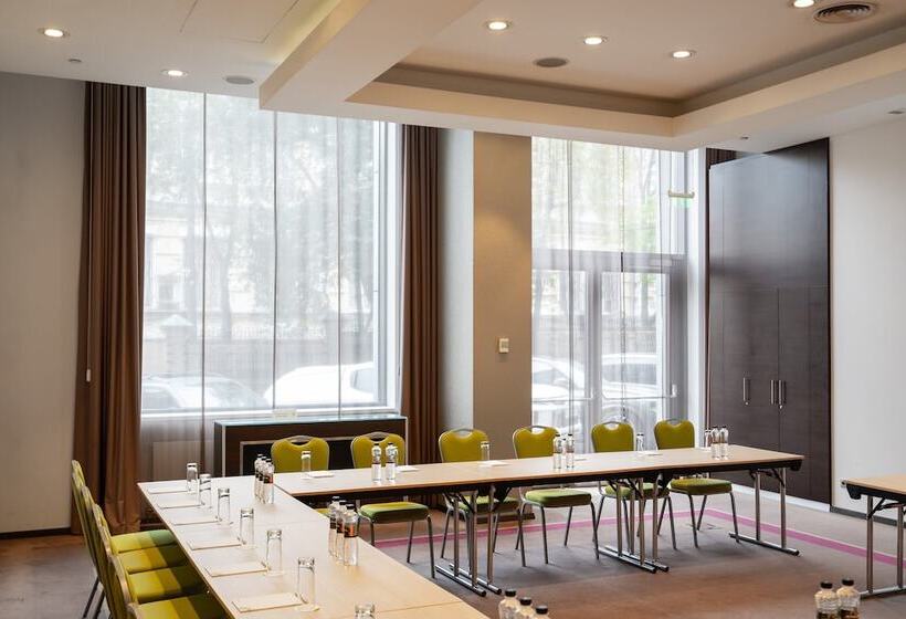 هتل Holiday Inn Kyiv By Ihg