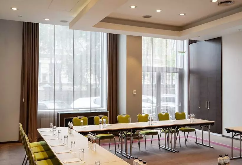 هتل Holiday Inn Kyiv By Ihg