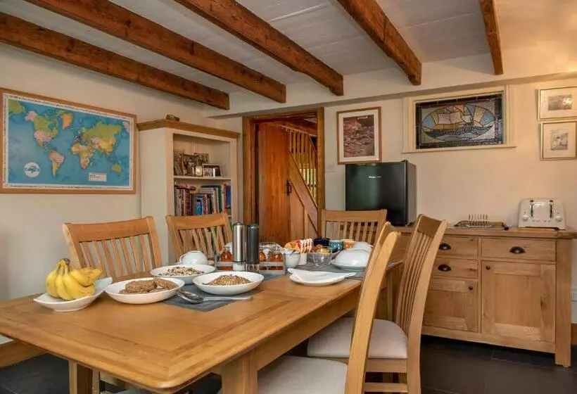 The White Cottage B&b