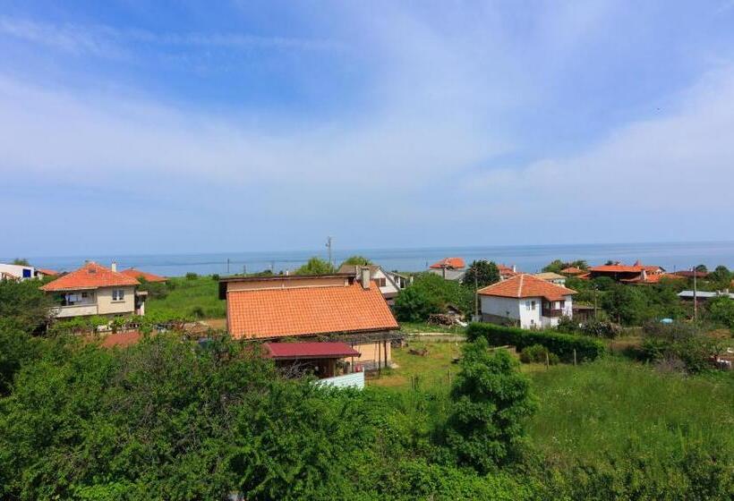 פנסיון Villa Rezos