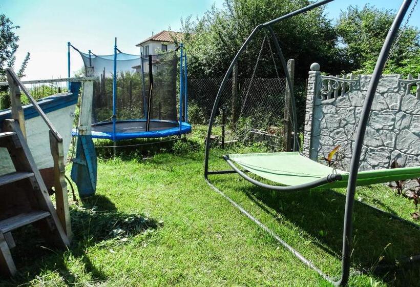 פנסיון Villa Rezos