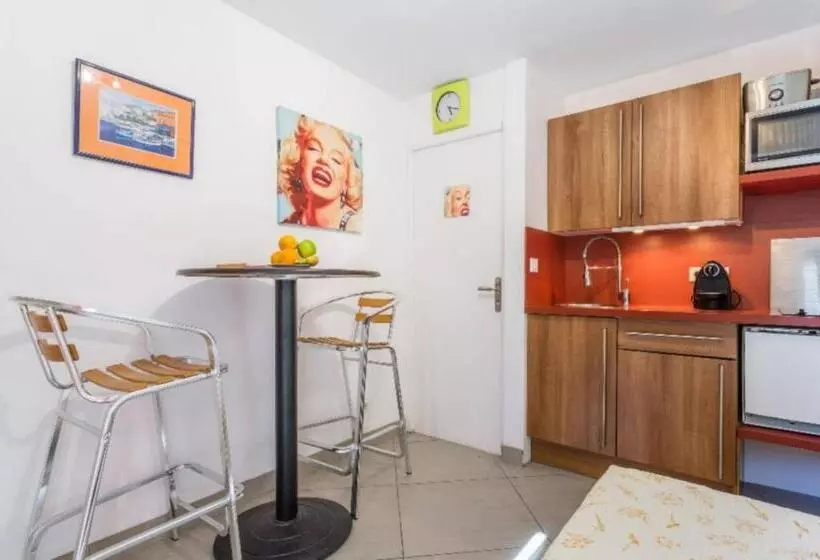 تختخواب و صبحانه Pied à Terre En Ville
