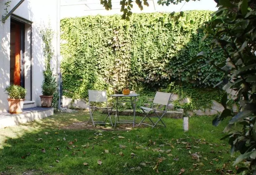 تختخواب و صبحانه Pied à Terre En Ville