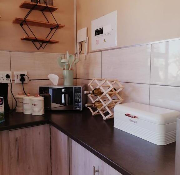 مبيت وإفطار Apollis Cottage